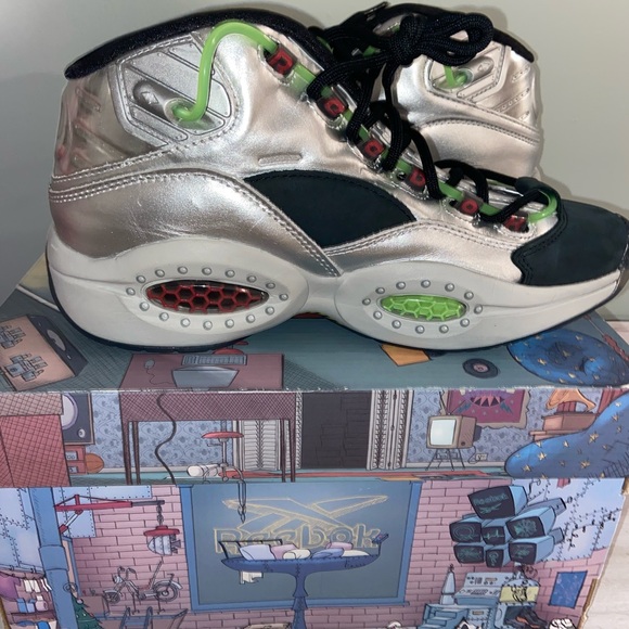 Size 9.5 -Reebok Question Mid x Illumination's Minions Gru's Lab 2020 Basketball - Picture 5 of 11